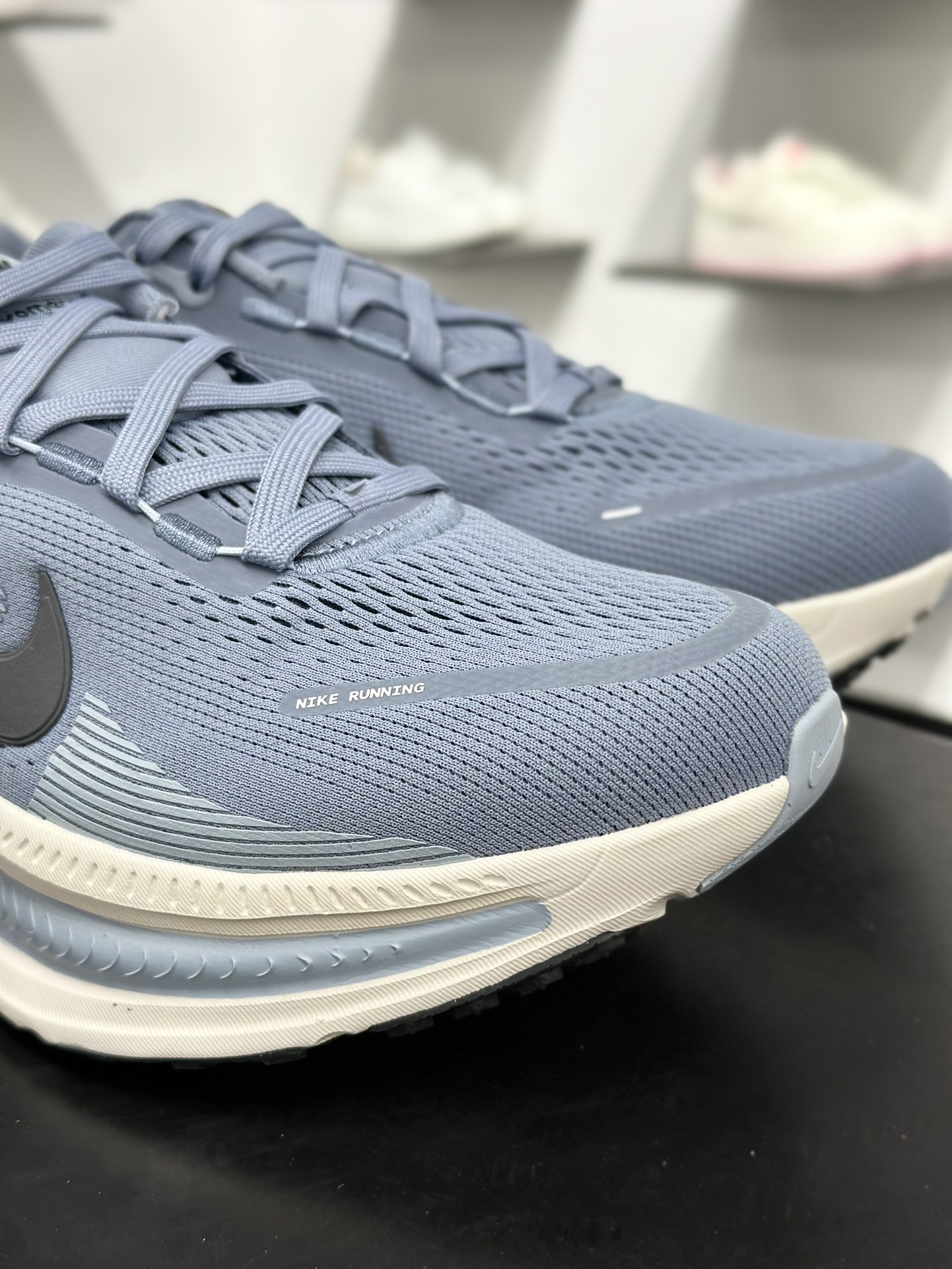 NK Zoom VOMERO 18 轻量跑鞋 耐克网透面气 训跑练步鞋 HM6803-402