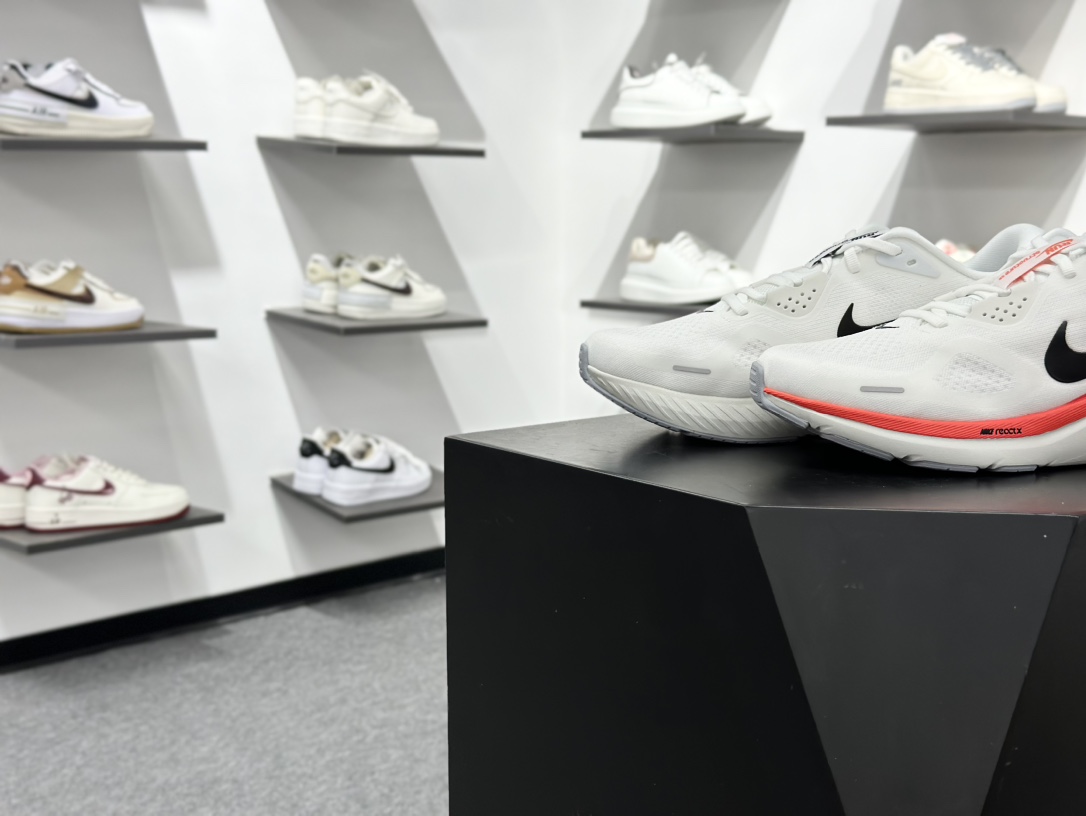 Nike Air Zoom Structure 26 轻量跑鞋 HJ1102-102