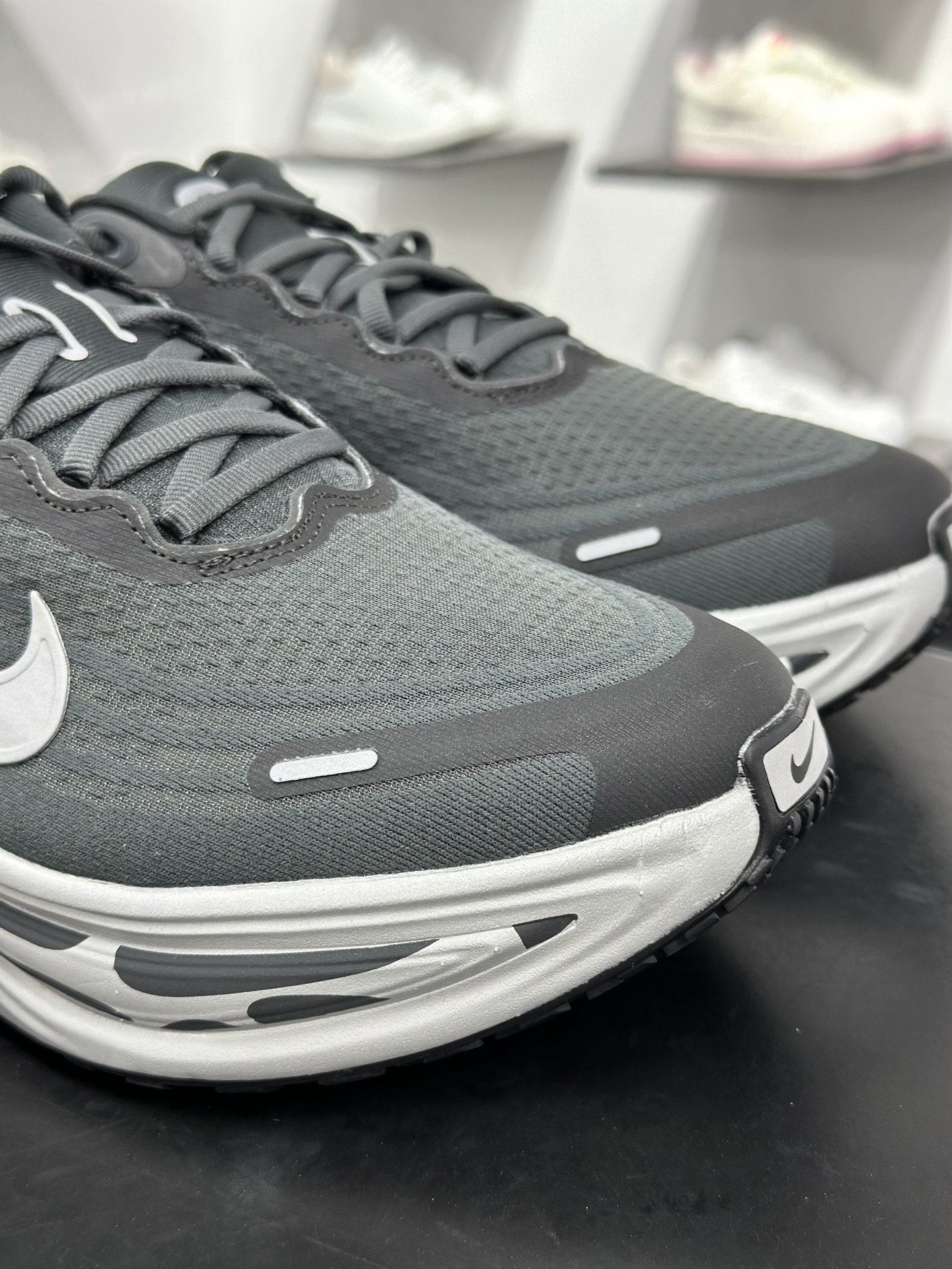 180 Nike Air Zoom Vomero Plus RUN 全新科技提前原鞋开发 运动跑鞋 IM6011-060