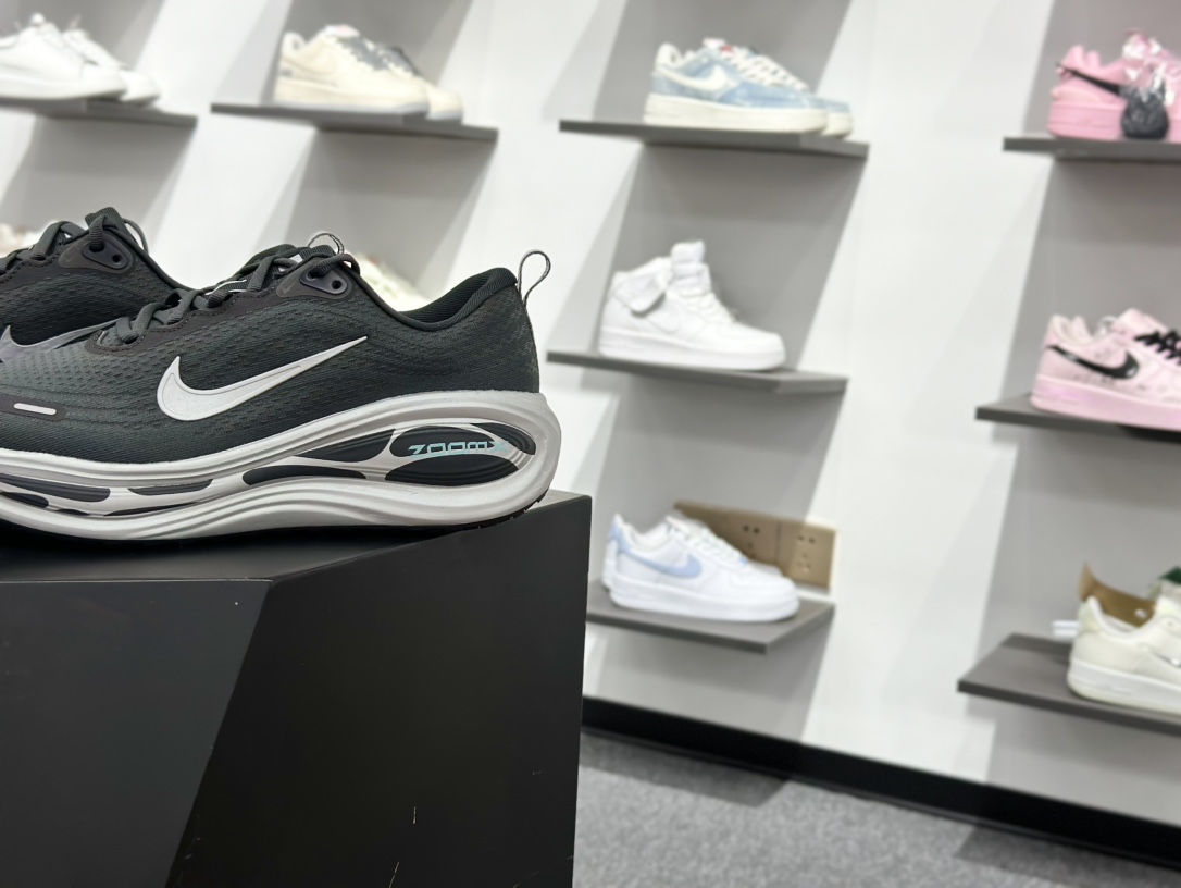 180 Nike Air Zoom Vomero Plus RUN 全新科技提前原鞋开发 运动跑鞋 IM6011-060