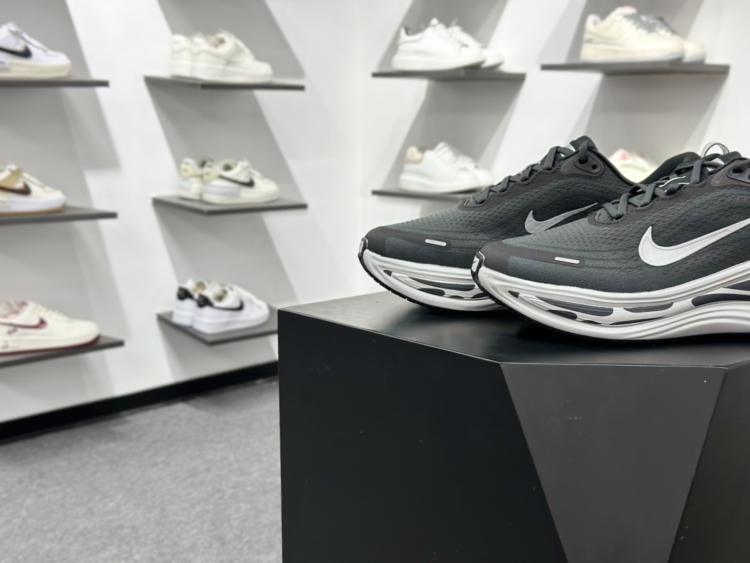 180 Nike Air Zoom Vomero Plus RUN 全新科技提前原鞋开发 运动跑鞋 IM6011-060