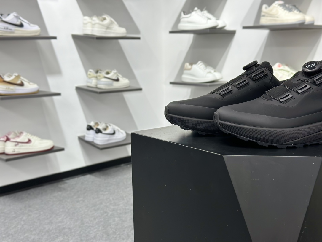 300 DESCENTE迪桑特 BOA DUALIS 时尚休闲运动覆盖防水男子越野跑鞋 D4431LSN19