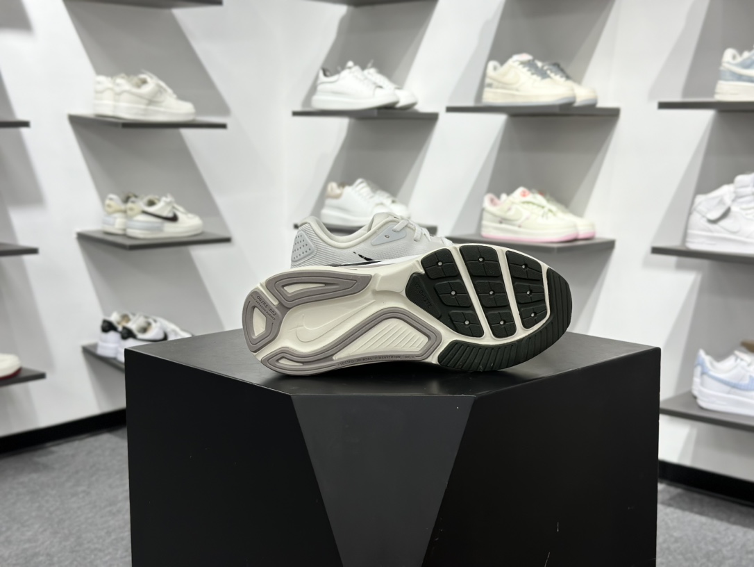 180 Nike Air Zoom Structure 26 RUN 轻量跑鞋 IB5698-100