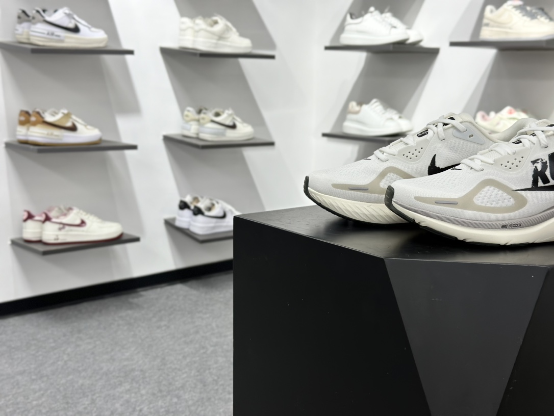 180 Nike Air Zoom Structure 26 RUN 轻量跑鞋 IB5698-100