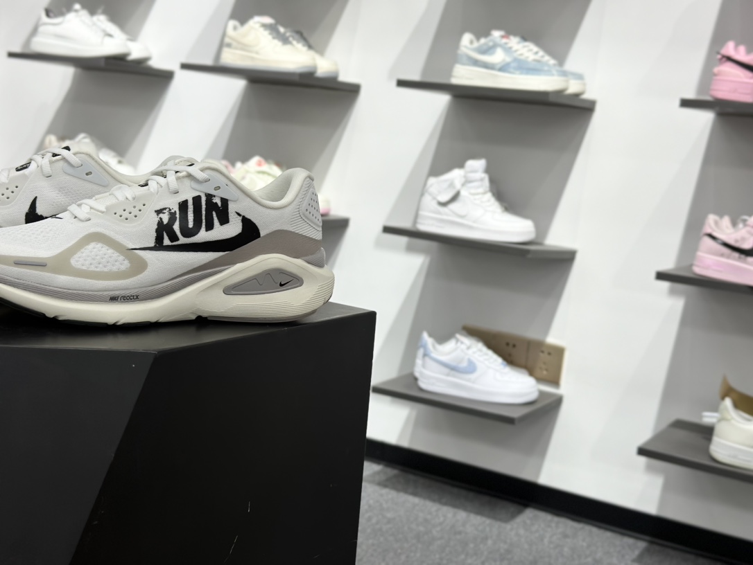 180 Nike Air Zoom Structure 26 RUN 轻量跑鞋 IB5698-100