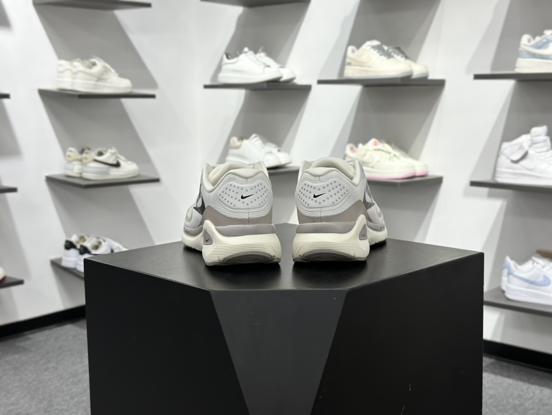 180 Nike Air Zoom Structure 26 RUN 轻量跑鞋 IB5698-100