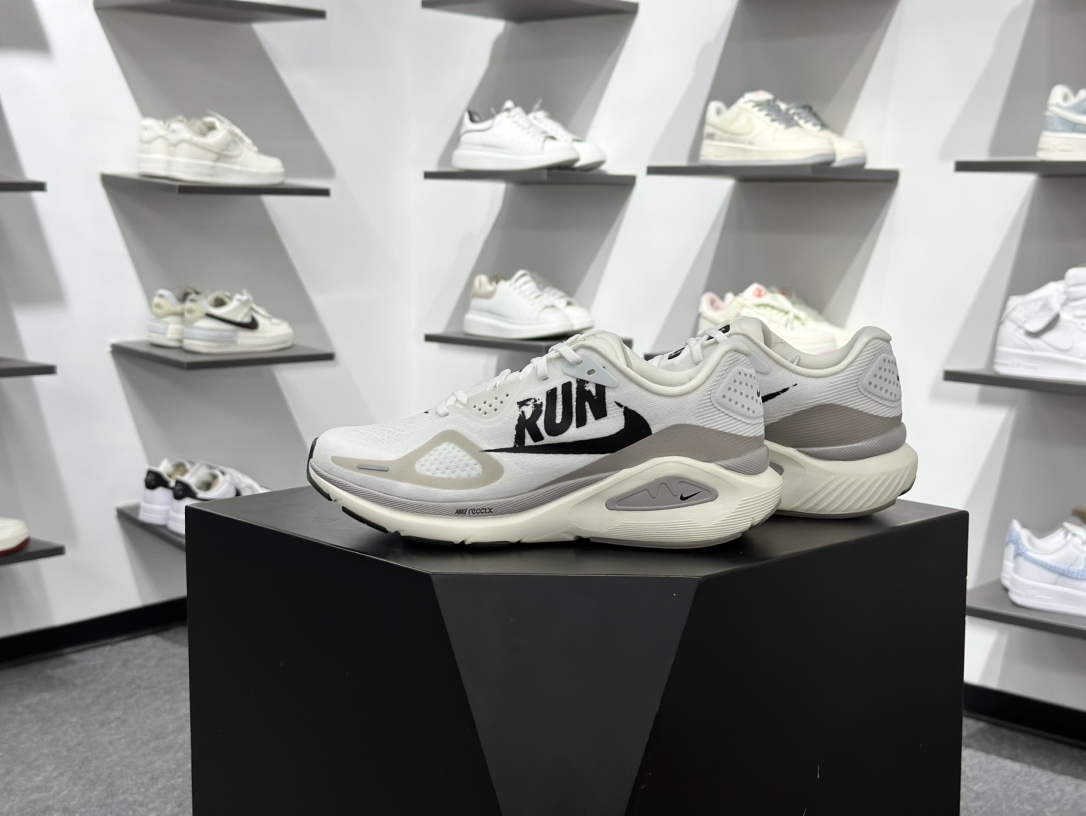 180 Nike Air Zoom Structure 26 RUN 轻量跑鞋 IB5698-100