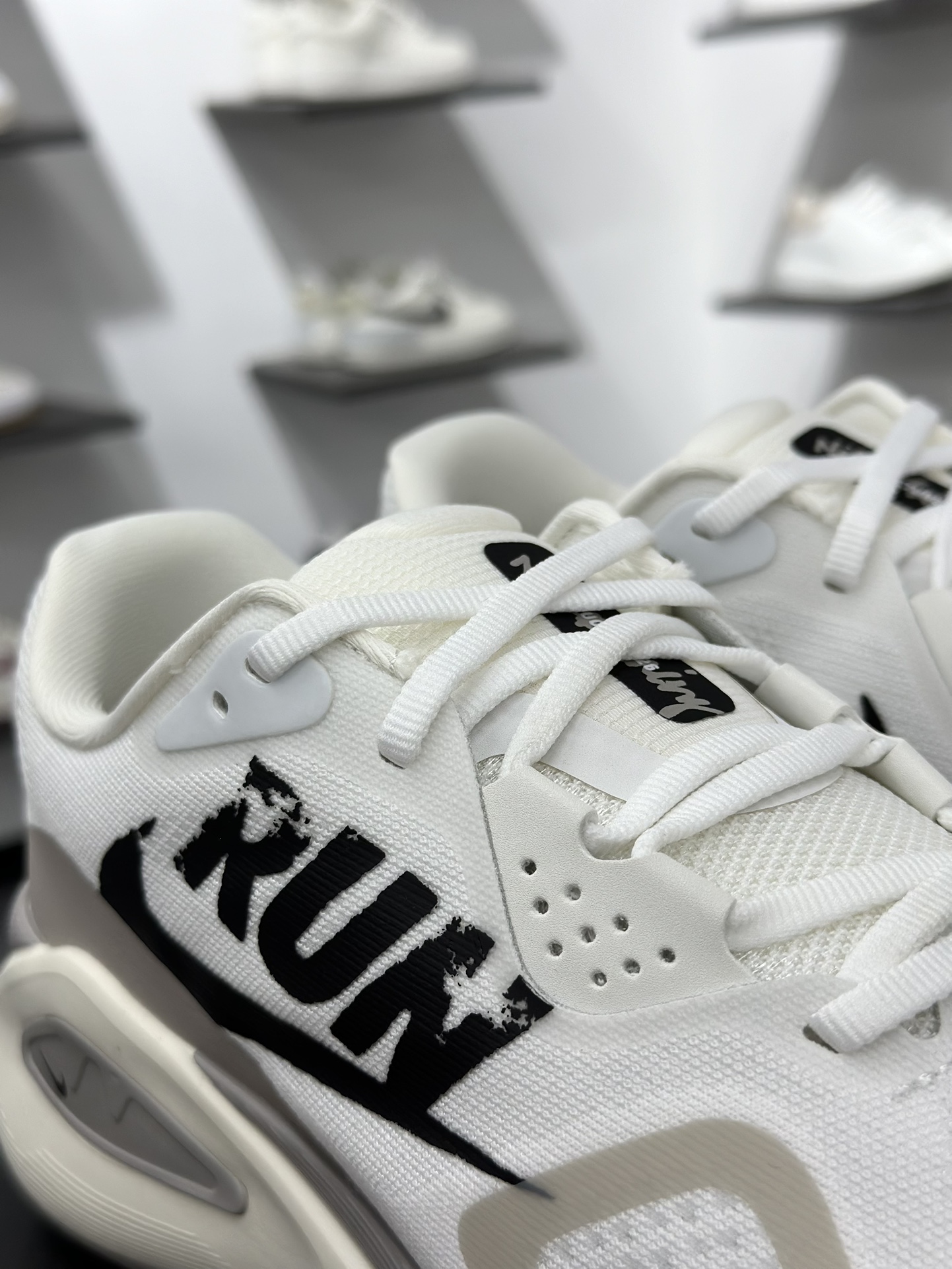 180 Nike Air Zoom Structure 26 RUN 轻量跑鞋 IB5698-100