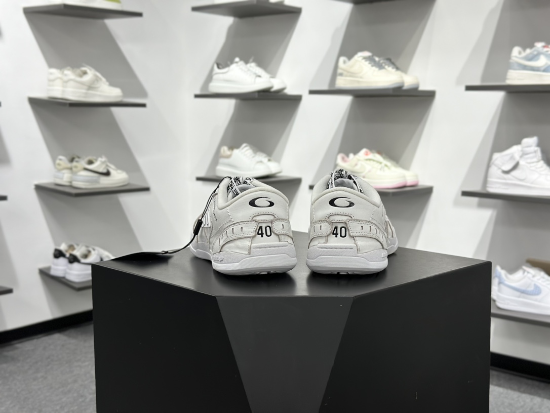 400 Balenciaga 巴黎世家 Hamptons 手工做旧款 牛皮革 复古圆头系带低帮休闲鞋