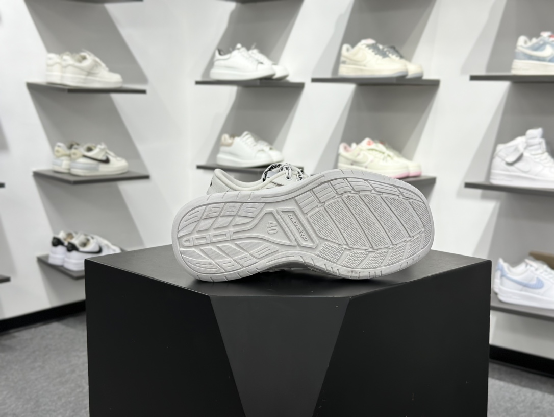 400 Balenciaga 巴黎世家 Hamptons 手工做旧款 牛皮革 复古圆头系带低帮休闲鞋