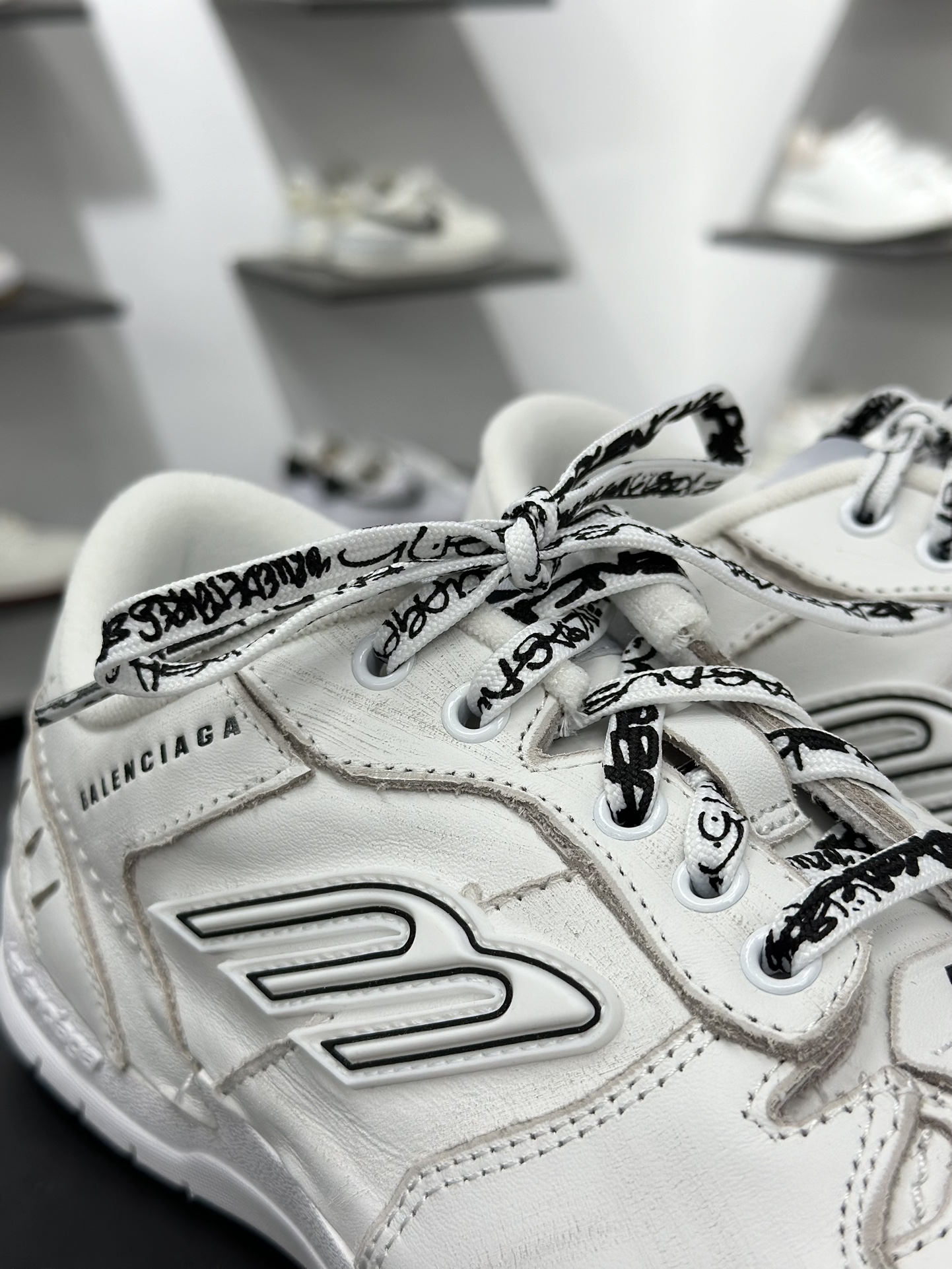 400 Balenciaga 巴黎世家 Hamptons 手工做旧款 牛皮革 复古圆头系带低帮休闲鞋