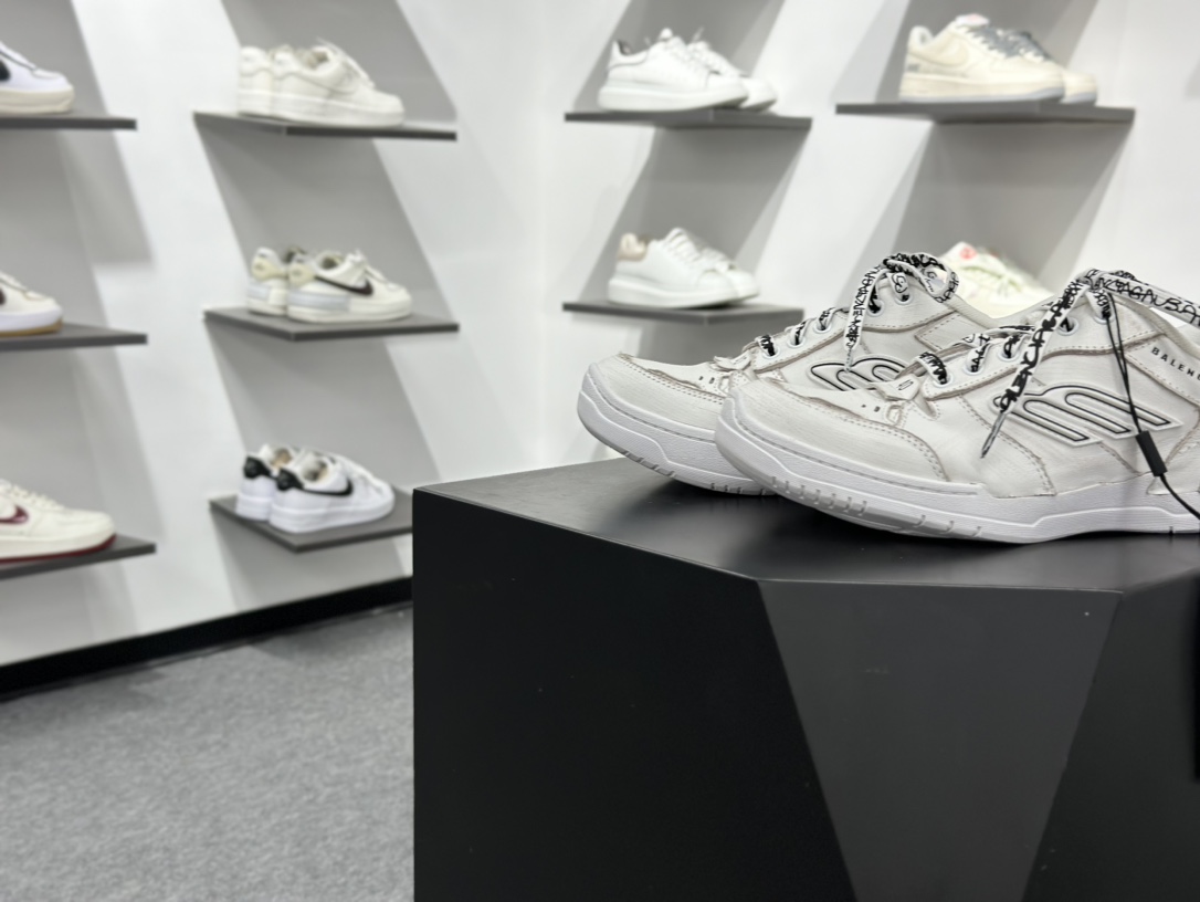 400 Balenciaga 巴黎世家 Hamptons 手工做旧款 牛皮革 复古圆头系带低帮休闲鞋