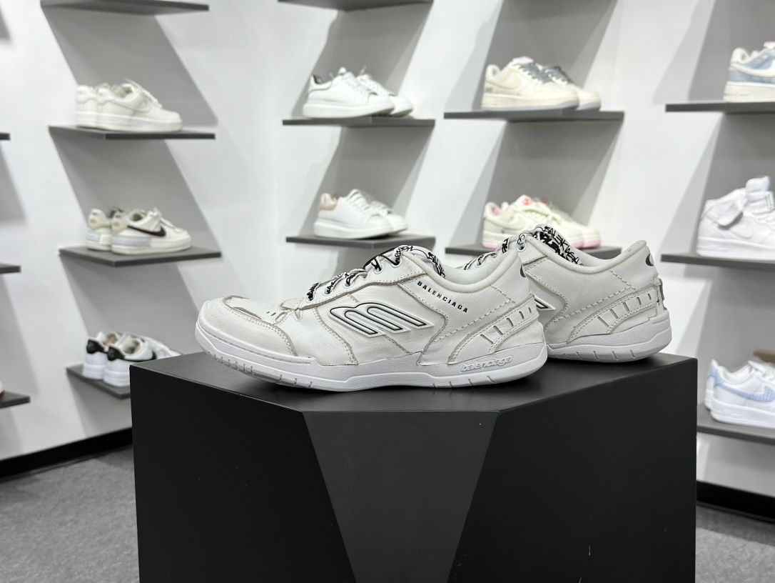 400 Balenciaga 巴黎世家 Hamptons 手工做旧款 牛皮革 复古圆头系带低帮休闲鞋