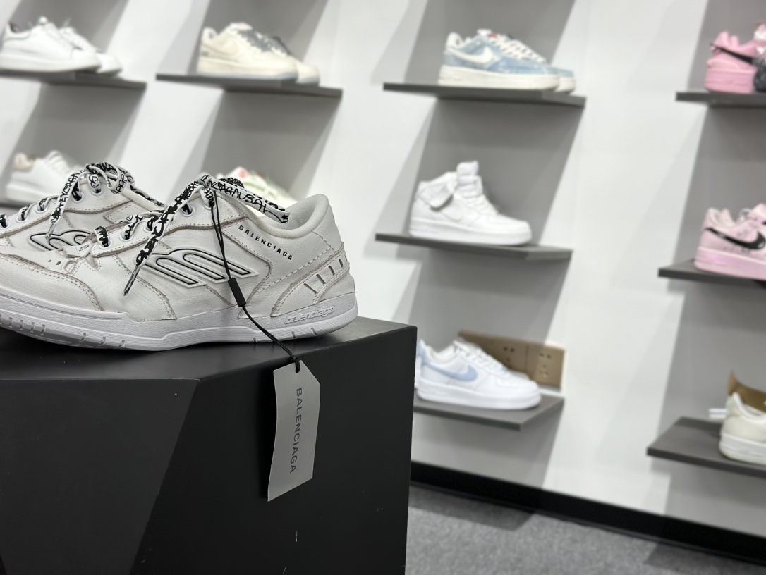 400 Balenciaga 巴黎世家 Hamptons 手工做旧款 牛皮革 复古圆头系带低帮休闲鞋