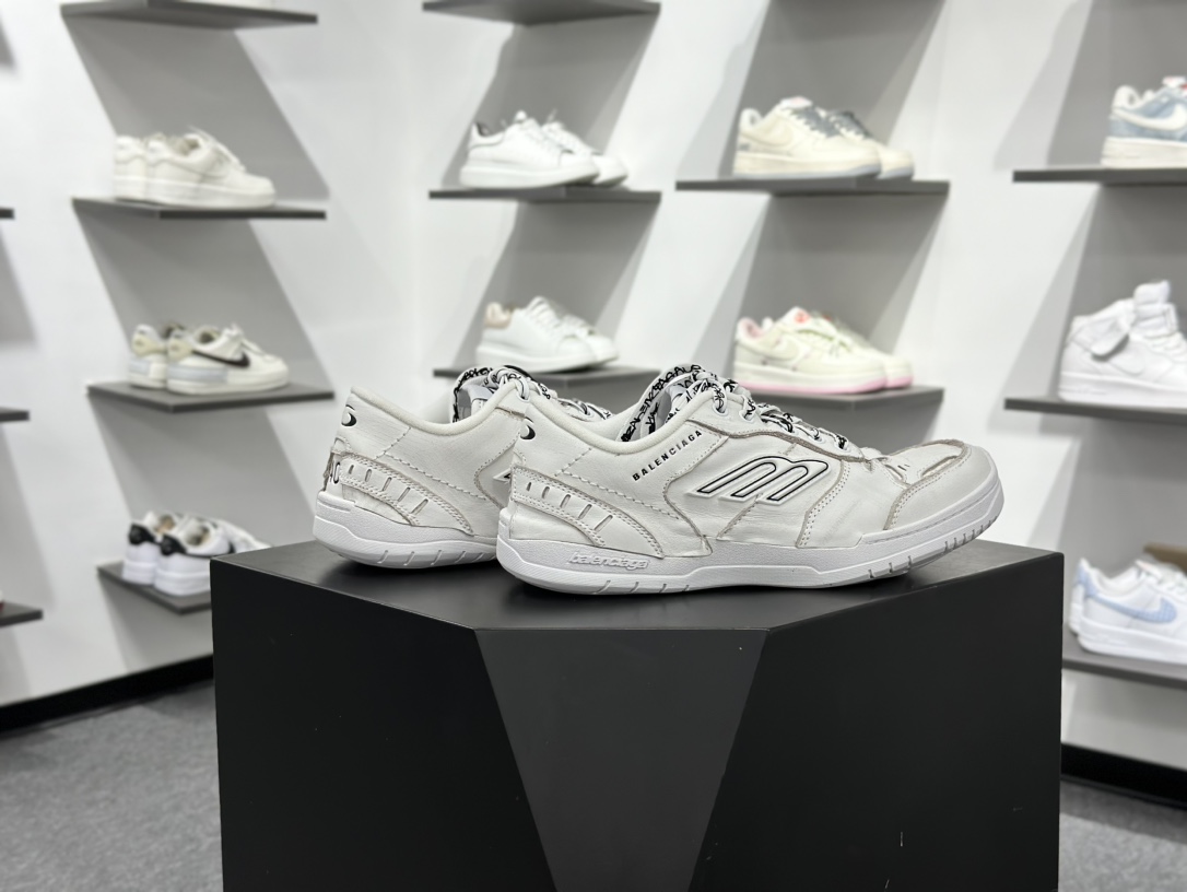 400 Balenciaga 巴黎世家 Hamptons 手工做旧款 牛皮革 复古圆头系带低帮休闲鞋