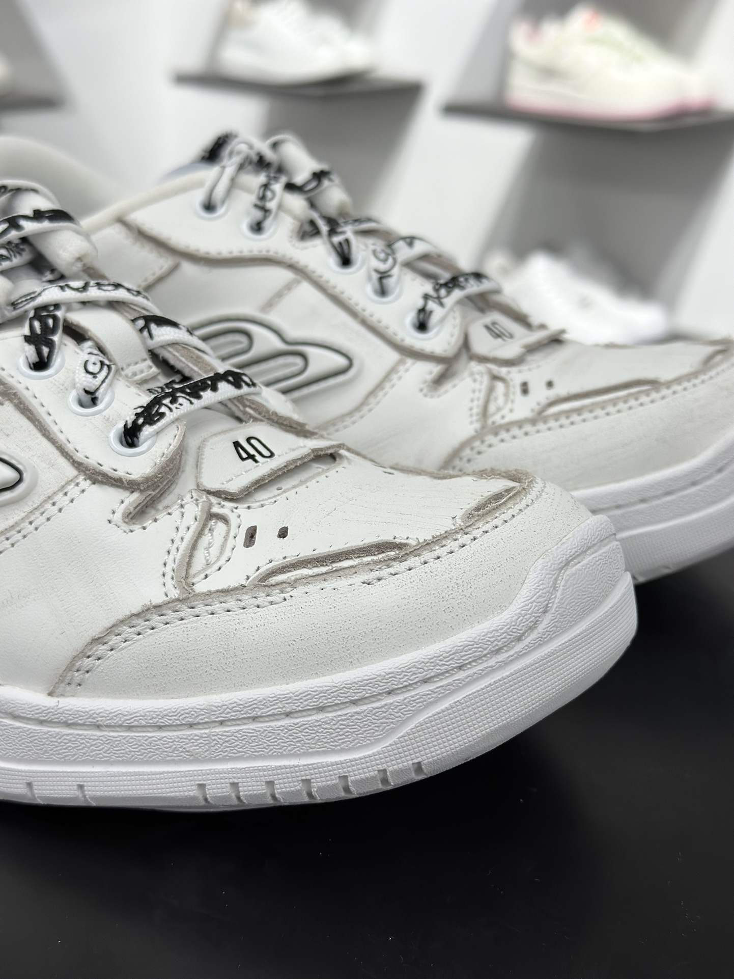 400 Balenciaga 巴黎世家 Hamptons 手工做旧款 牛皮革 复古圆头系带低帮休闲鞋