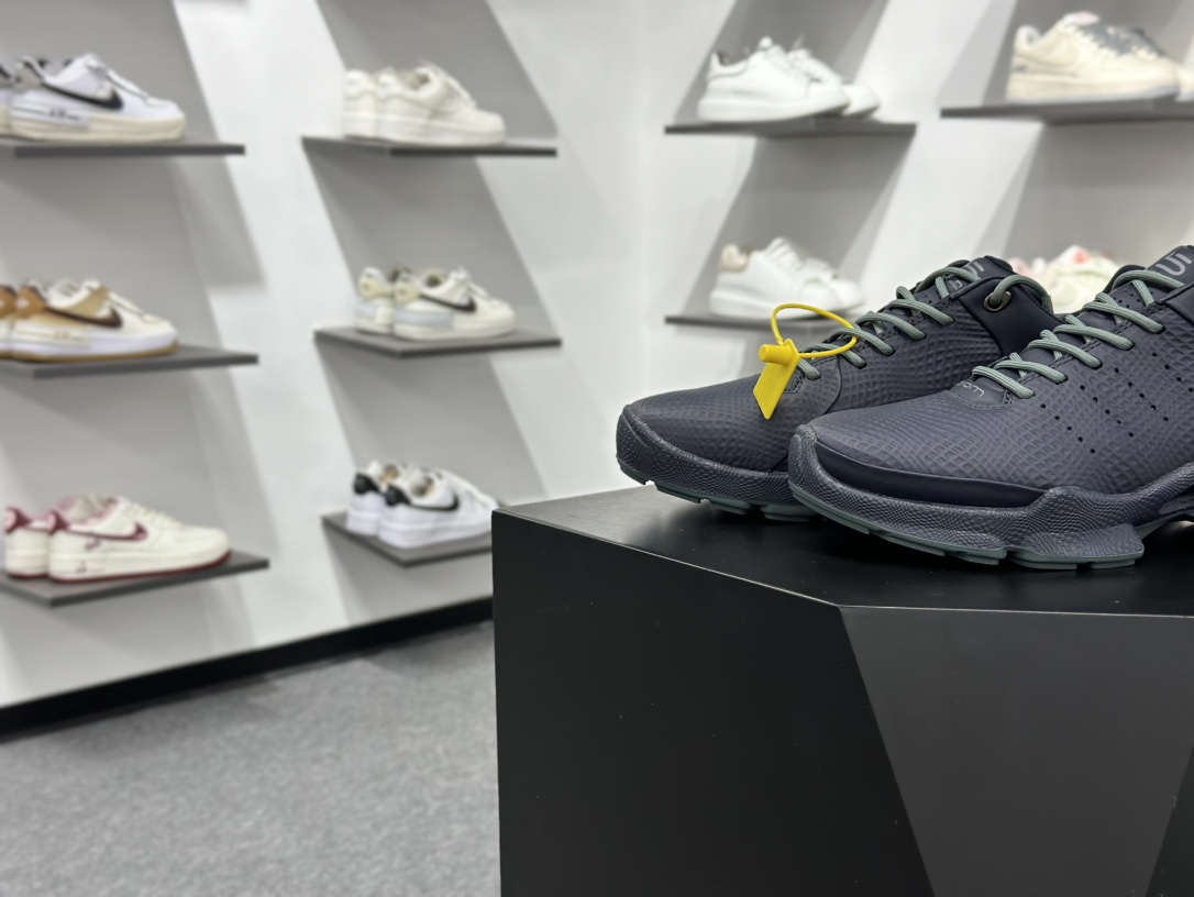 300 ecco爱步 Biom C 牛皮 户外 轻盈舒适 系带 橡胶大底 低帮 生活休闲鞋 男款 午夜蓝 80033461095