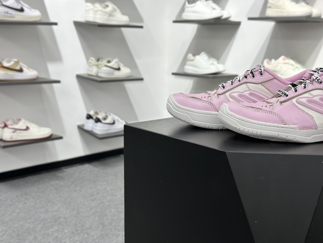 400 巴黎世家Balenciaga Hamptons Worn-Out Low Sneakers 汉普顿斯系列低帮复古DUnk风休闲运动鞋