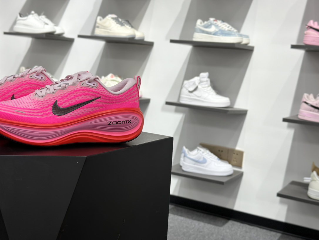 Nike VOMERO PLUS轻盈跑鞋 顶级版本 Nike VOMERO 18 舒适百搭防滑耐磨 低帮 休闲跑步鞋男女同款 HV8154-604-High Quatity Cheap Brand wholesale wholesaler seller Clothes Bags handbags Sneakers Top Fashion Clothing Shoes from China Factory Chinese suppliers best Quality Beautiful Price Nike VOMERO PLUS轻盈跑鞋 顶级版本 Nike VOMERO 18 舒适百搭防滑耐磨 低帮 休闲跑步鞋男女同款 HV8154-604