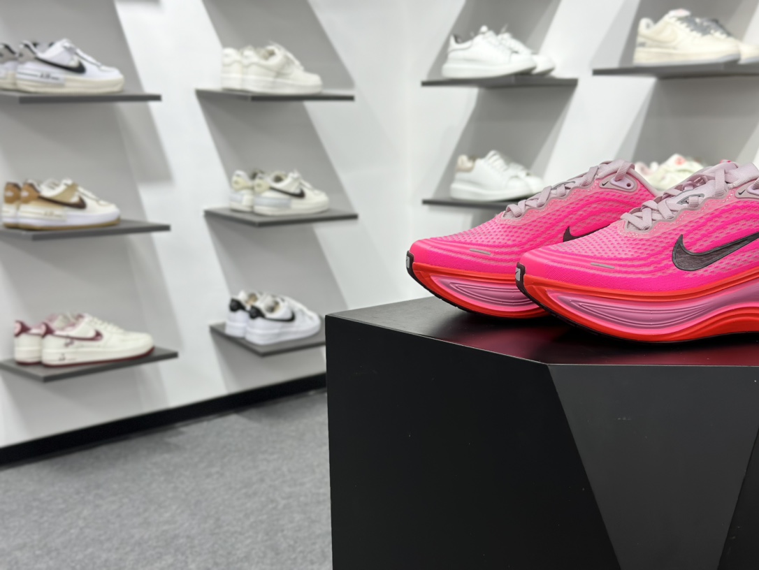 Nike VOMERO PLUS轻盈跑鞋 顶级版本 Nike VOMERO 18 舒适百搭防滑耐磨 低帮 休闲跑步鞋男女同款 HV8154-604-High Quatity Cheap Brand wholesale wholesaler seller Clothes Bags handbags Sneakers Top Fashion Clothing Shoes from China Factory Chinese suppliers best Quality Beautiful Price Nike VOMERO PLUS轻盈跑鞋 顶级版本 Nike VOMERO 18 舒适百搭防滑耐磨 低帮 休闲跑步鞋男女同款 HV8154-604