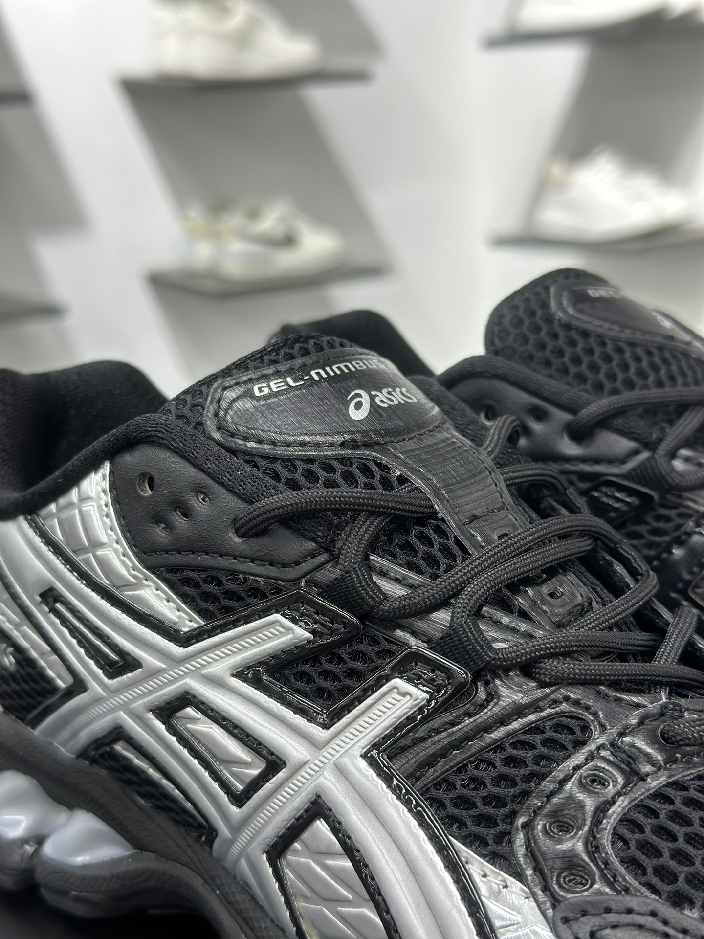 200 ASICS Gel-Nimbus 10.1 亚瑟士雨云10.1代系列轻量缓震休闲运动跑步鞋 1203A929-001