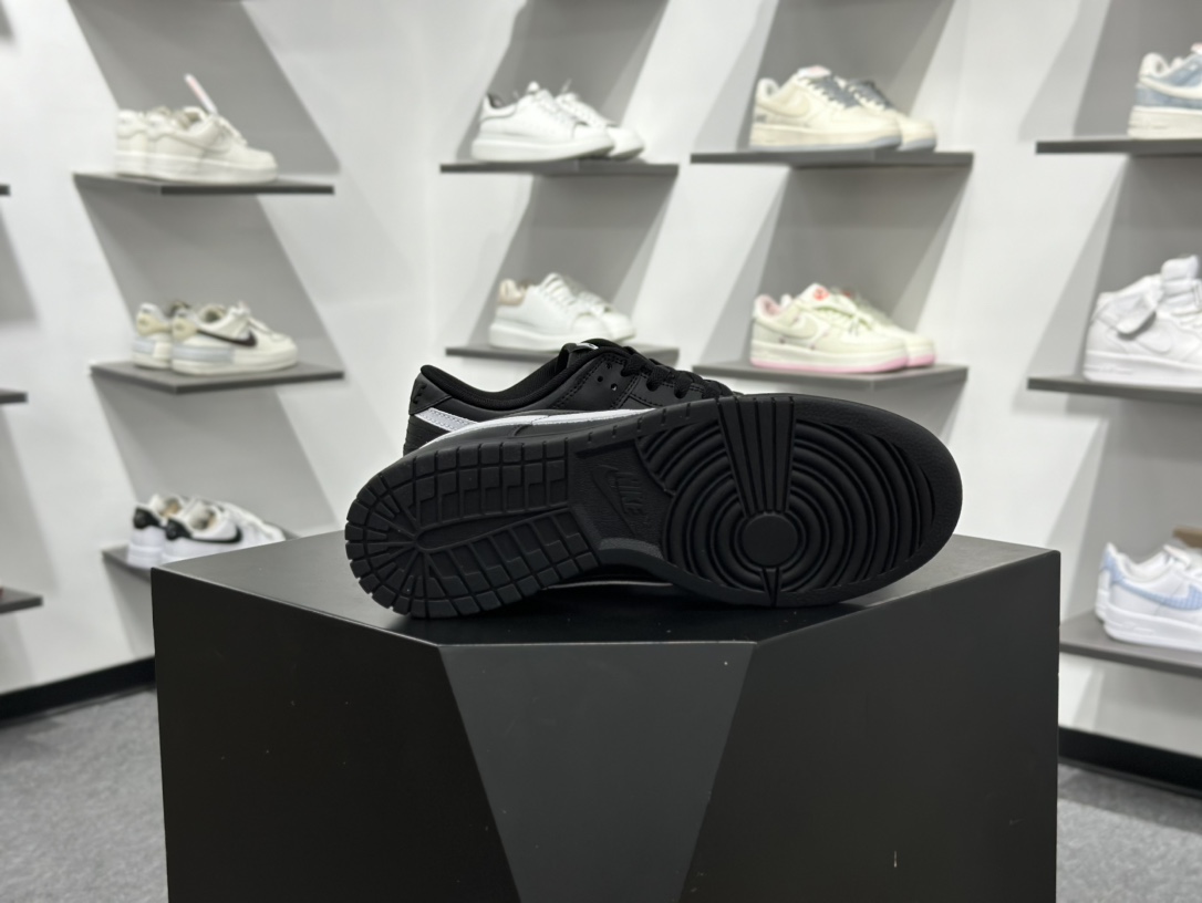200 NK Dunk Low 黑白 IO7606-010