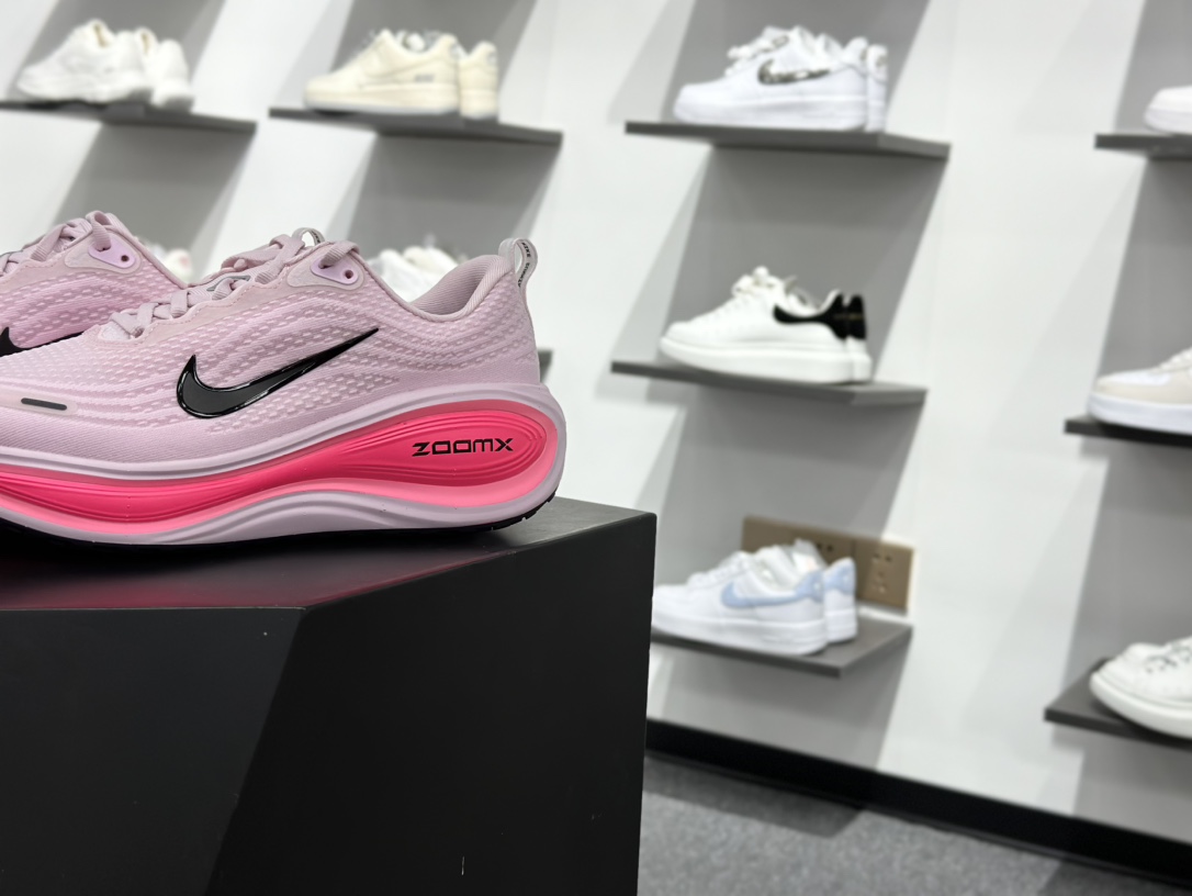 180 NK Vomero Plus 网面透气跑步鞋 HV8150-602