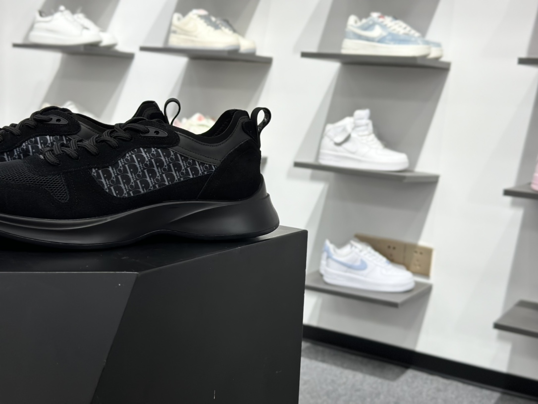 350 Dior B25系列 运动鞋 跑步鞋 这款 B25 Runner 运动鞋