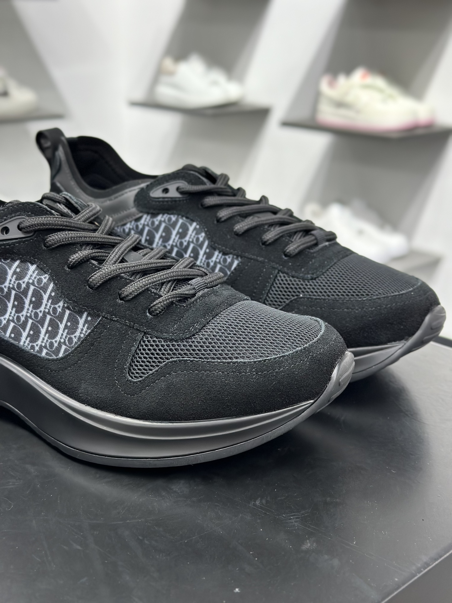 350 Dior B25系列 运动鞋 跑步鞋 这款 B25 Runner 运动鞋