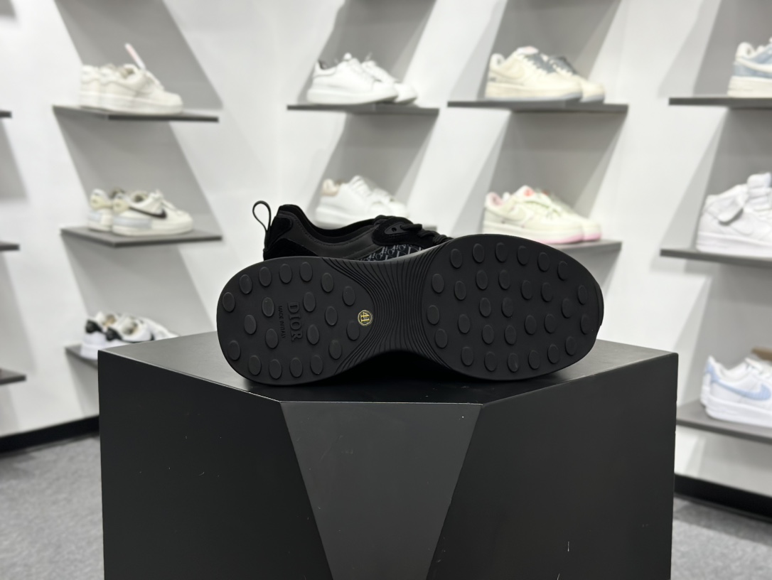 350 Dior B25系列 运动鞋 跑步鞋 这款 B25 Runner 运动鞋