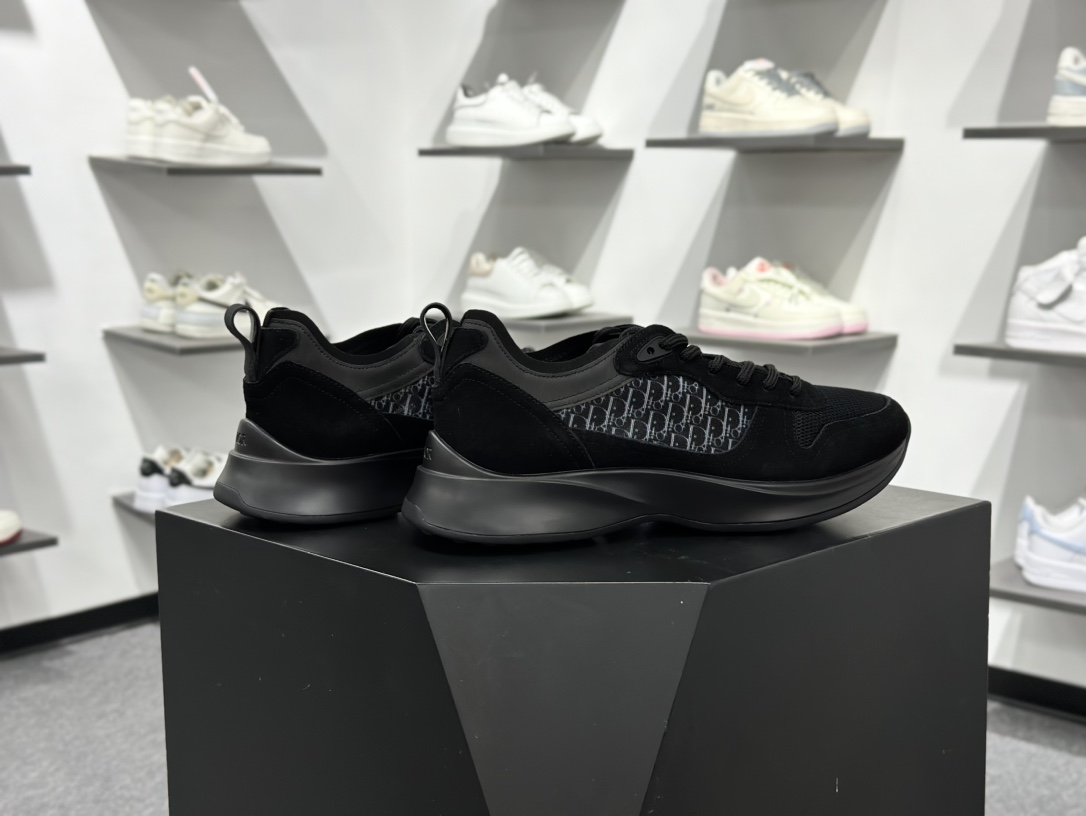 350 Dior B25系列 运动鞋 跑步鞋 这款 B25 Runner 运动鞋