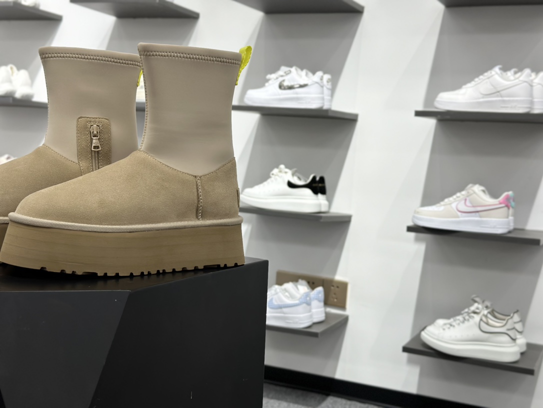 240 UGG 百搭单品 迪普靴 1144031 EVA高弹橡胶大底 舒适轻盈 优选质感鞋面 1144031