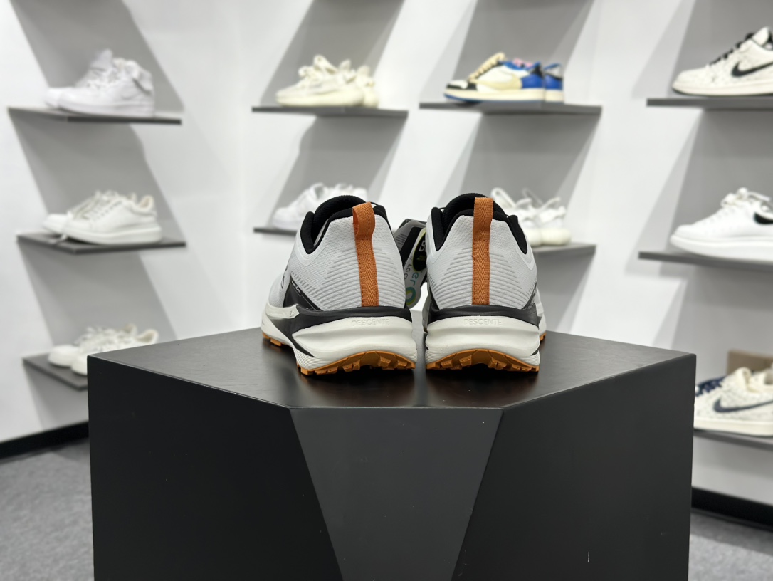 迪桑特DESCENTE LAVITATE TRAIL WIRE 3.0 舒适百搭防滑耐磨 低帮 休闲跑步鞋 D5431RRN24