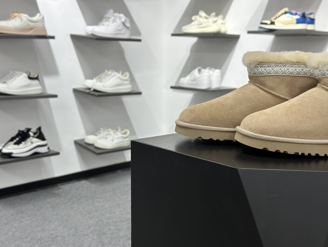 260 UGG Classic 女子雪地靴 1174496
