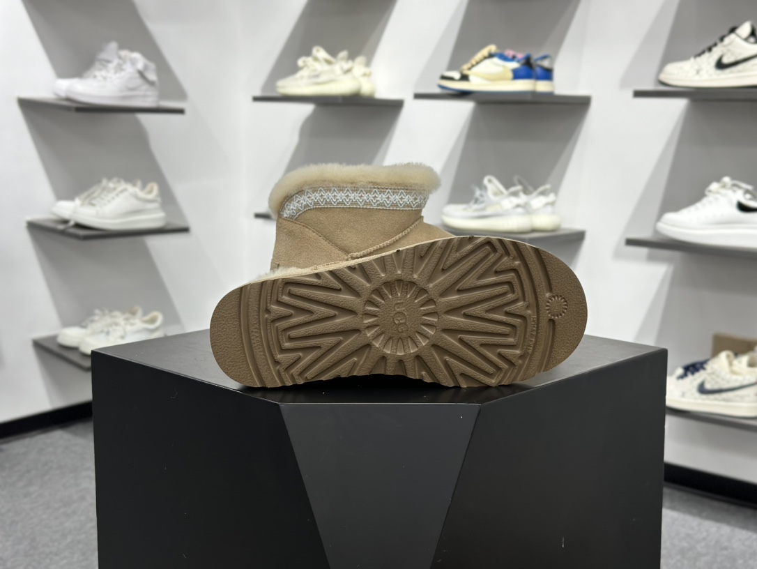 260 UGG Classic 女子雪地靴 1174496