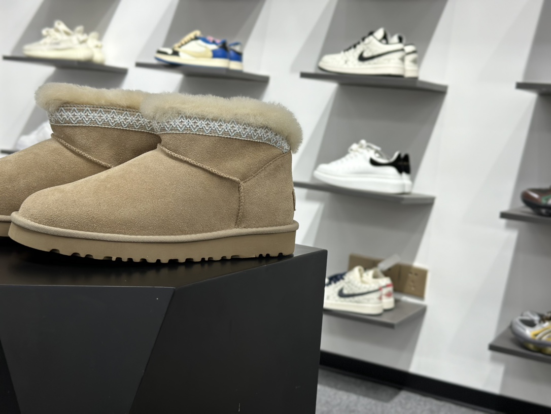260 UGG Classic 女子雪地靴 1174496