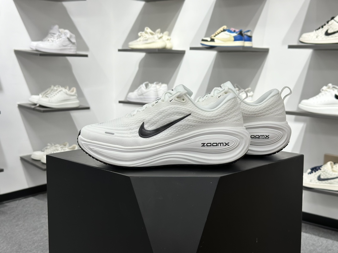 Nike VOMERO PLUS run轻盈跑鞋 顶级版本 Nike VOMERO 18 舒适百搭防滑耐磨 低帮 休闲跑步鞋男女同款 HV8150-101