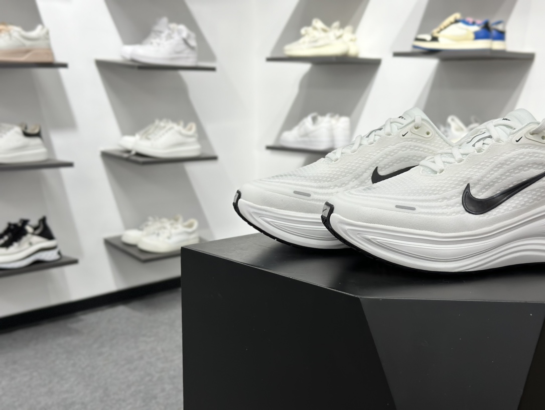 Nike VOMERO PLUS run轻盈跑鞋 顶级版本 Nike VOMERO 18 舒适百搭防滑耐磨 低帮 休闲跑步鞋男女同款 HV8150-101