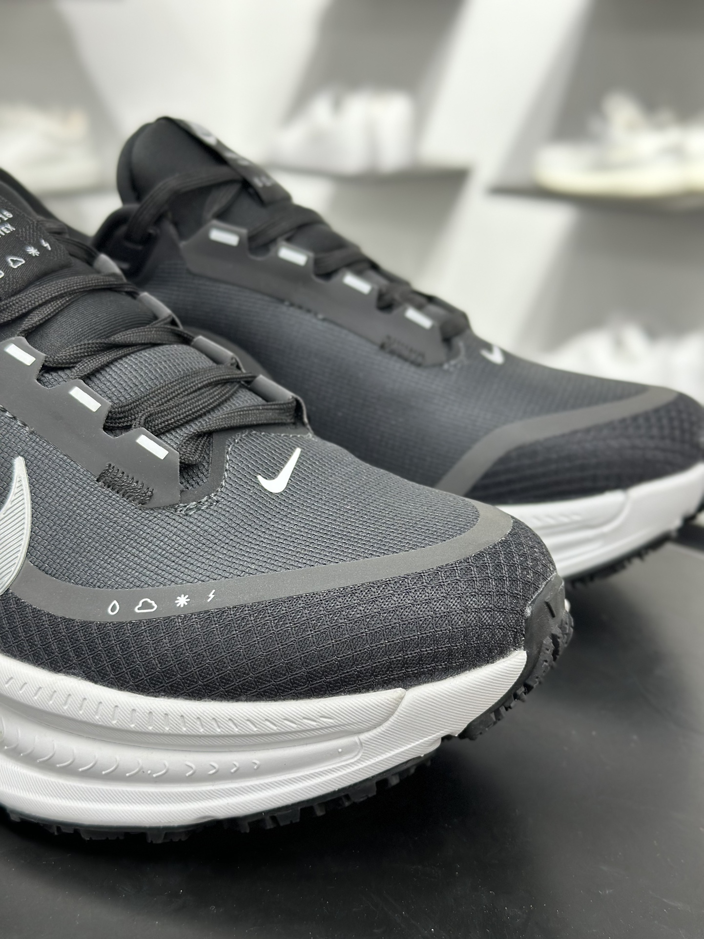 Nike VOMERO 18 GTX轻盈跑鞋 顶级版本 Nike VOMERO 18 舒适百搭防滑耐磨 低帮 休闲跑步鞋男女同款 HQ7001-002