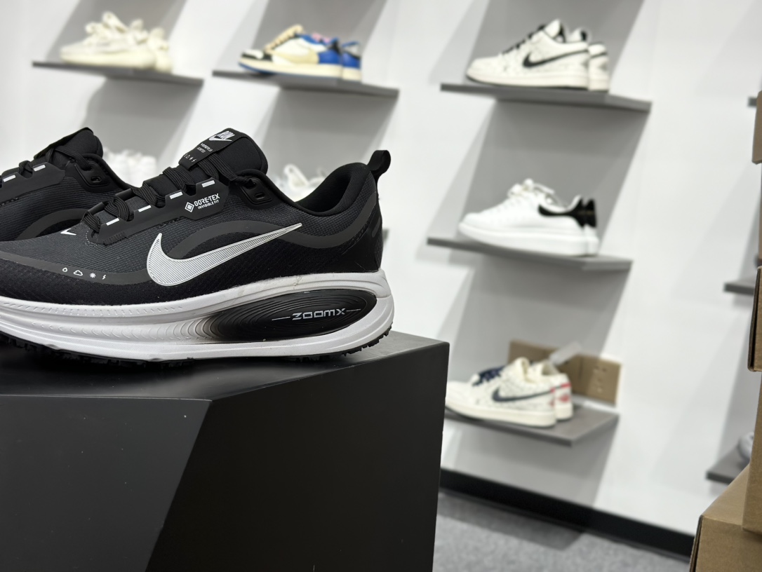 Nike VOMERO 18 GTX轻盈跑鞋 顶级版本 Nike VOMERO 18 舒适百搭防滑耐磨 低帮 休闲跑步鞋男女同款 HQ7001-002