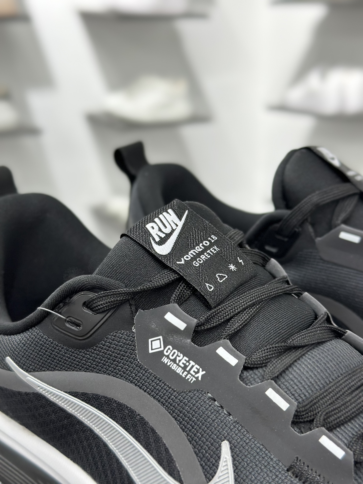 Nike VOMERO 18 GTX轻盈跑鞋 顶级版本 Nike VOMERO 18 舒适百搭防滑耐磨 低帮 休闲跑步鞋男女同款 HQ7001-002