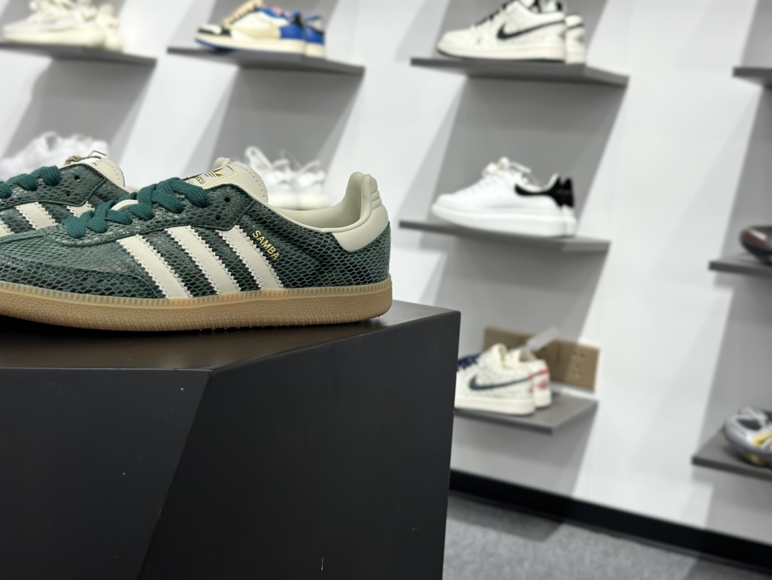 Adidas Originals Samba OG 桑巴舞系列 阿迪达斯 三叶草 绅士德训足球风百搭低帮休闲运动板鞋 JR8848