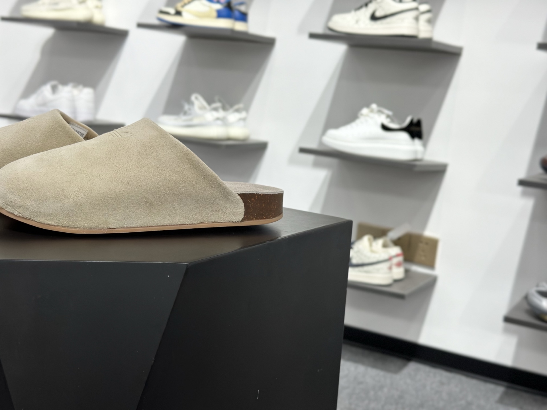 adidas originals Adimule 勃肯系 防磨防滑包头拖鞋 JP8730