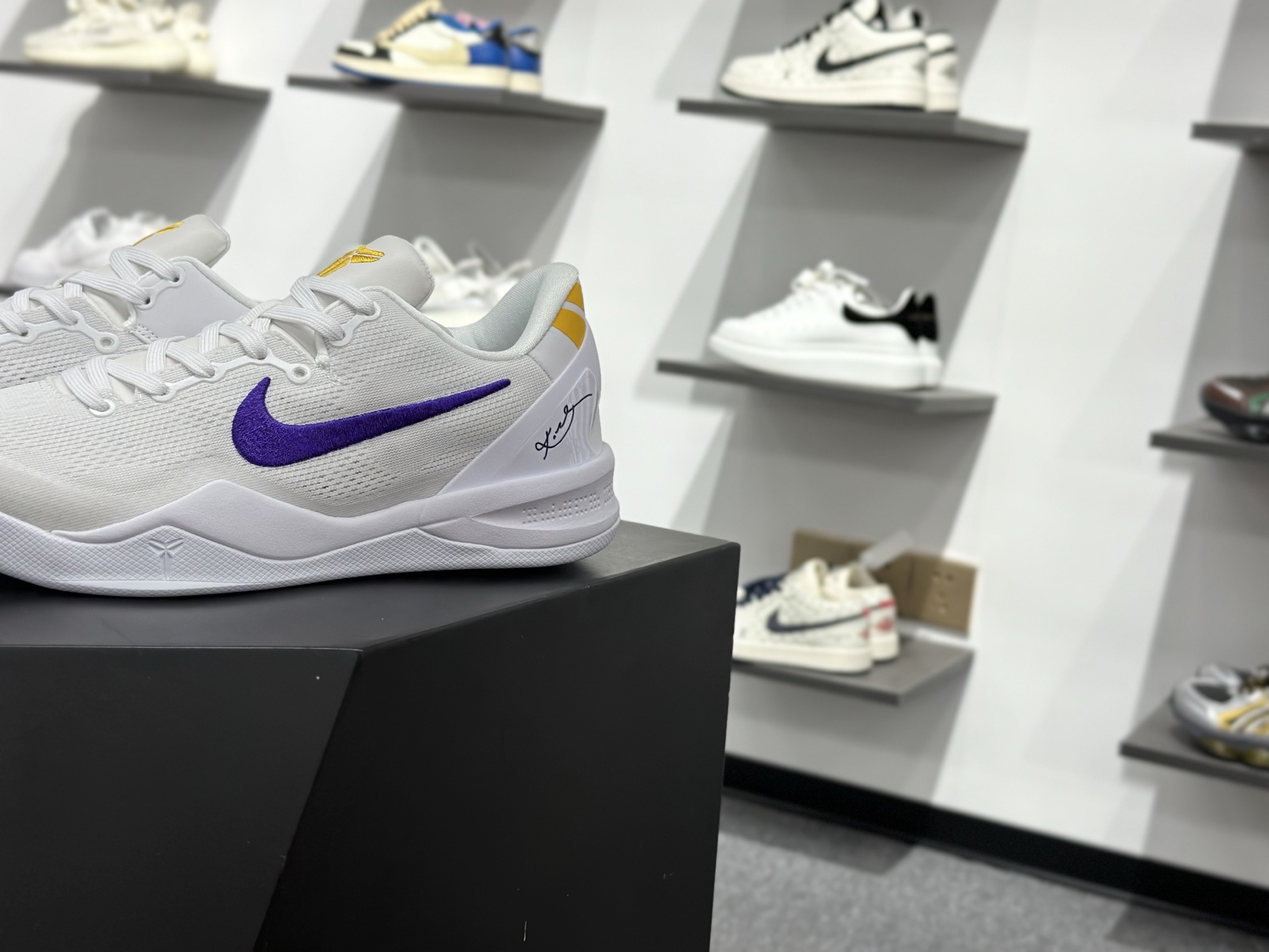 NIKE KOBE 8 SYSTEM 科比八代 内置元年缓震气垫 HF9550-100