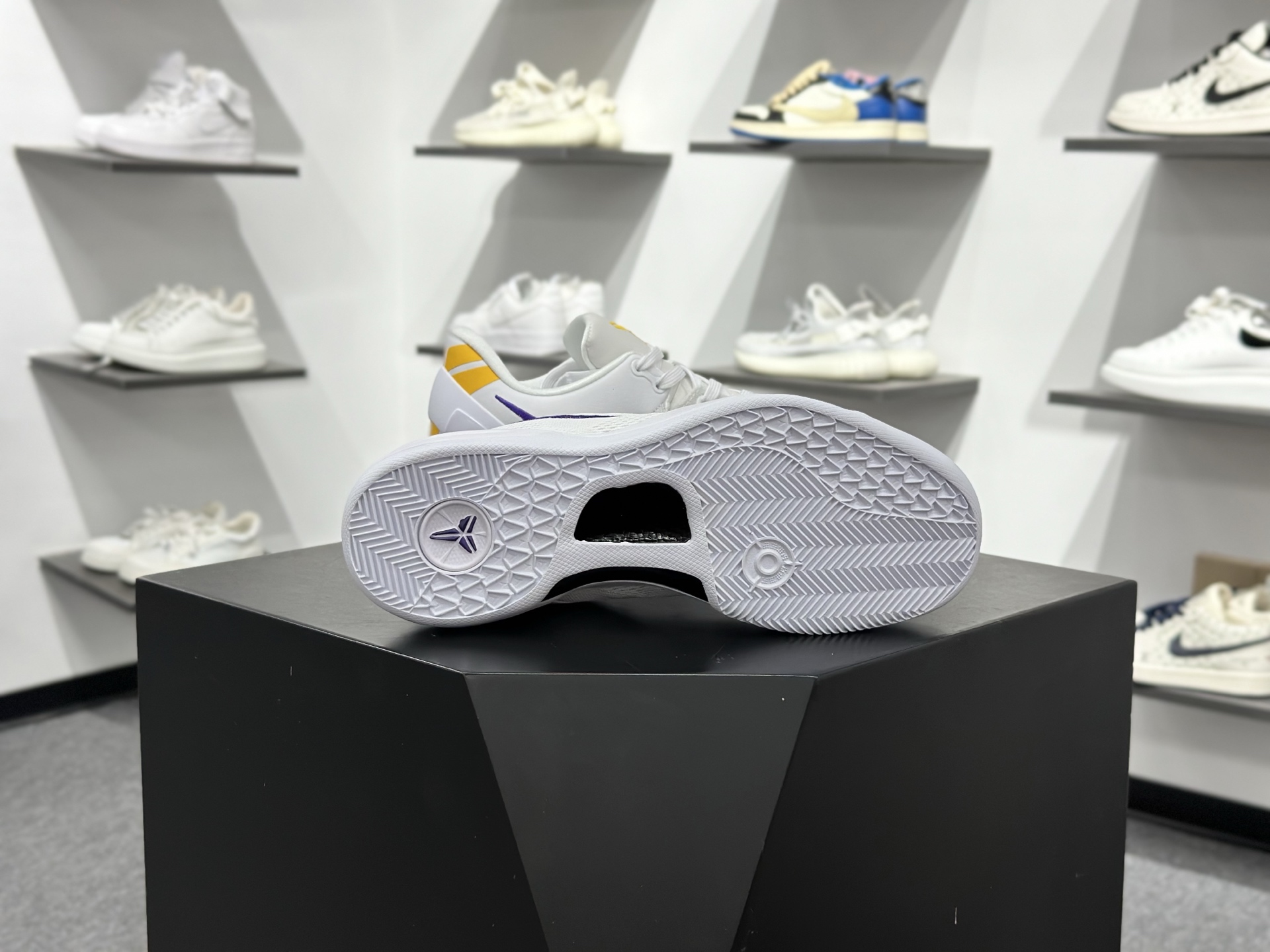 NIKE KOBE 8 SYSTEM 科比八代 内置元年缓震气垫 HF9550-100