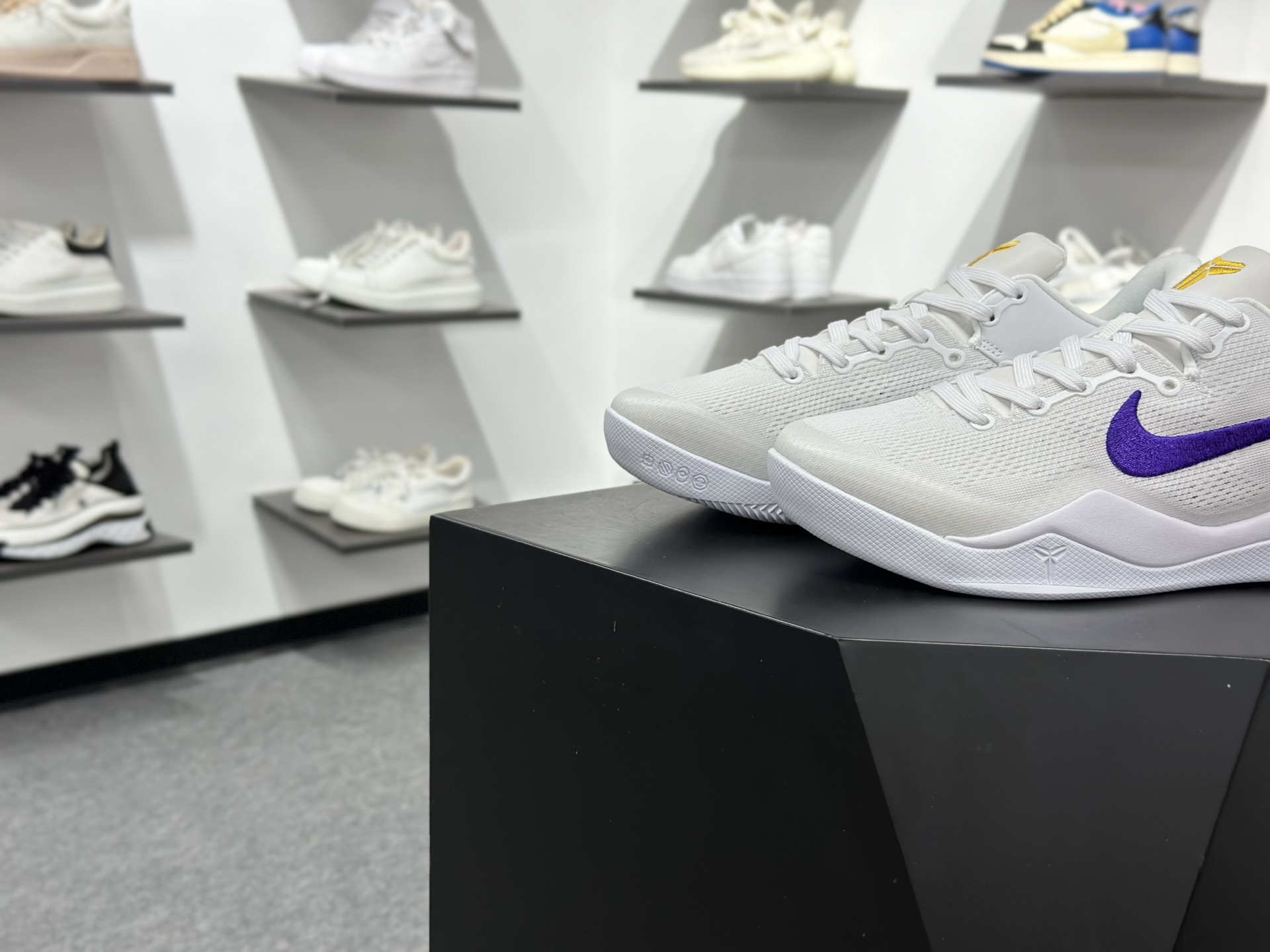 NIKE KOBE 8 SYSTEM 科比八代 内置元年缓震气垫 HF9550-100