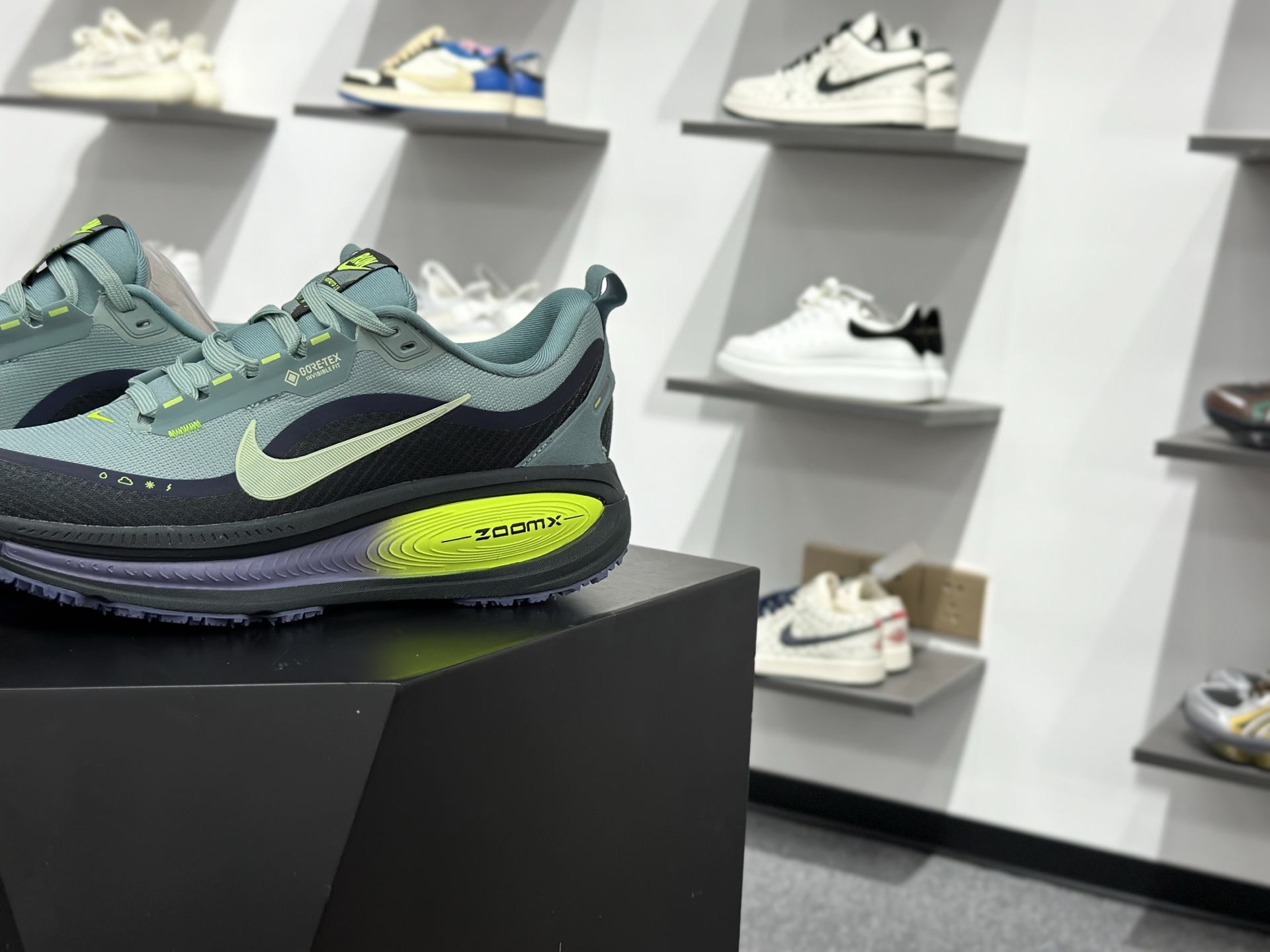 Nike VOMERO 18 GTX 耐克 舒适减震防滑 低帮跑步鞋全掌ReactX泡绵中底 HQ7001-300