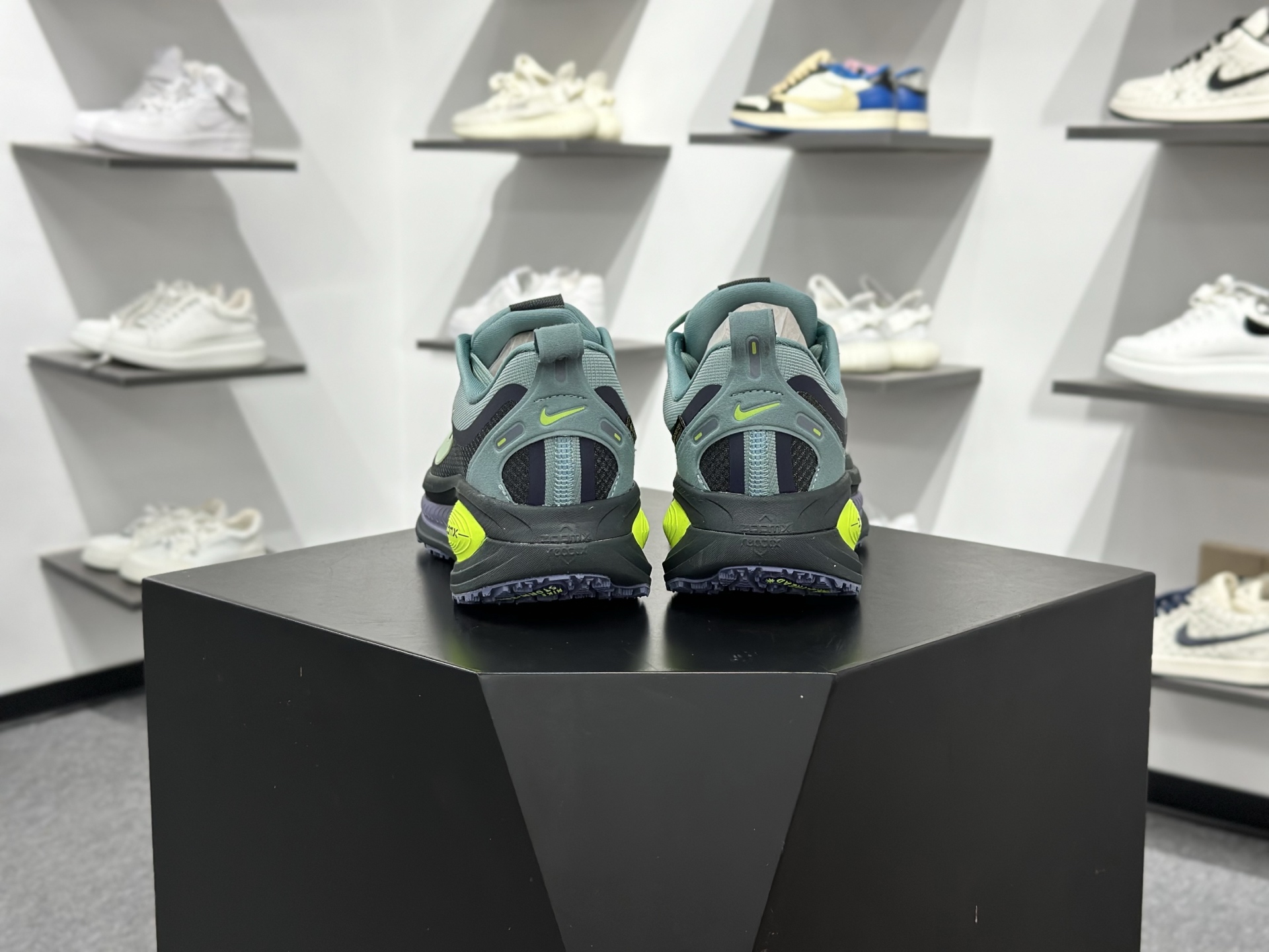 Nike VOMERO 18 GTX 耐克 舒适减震防滑 低帮跑步鞋全掌ReactX泡绵中底 HQ7001-300