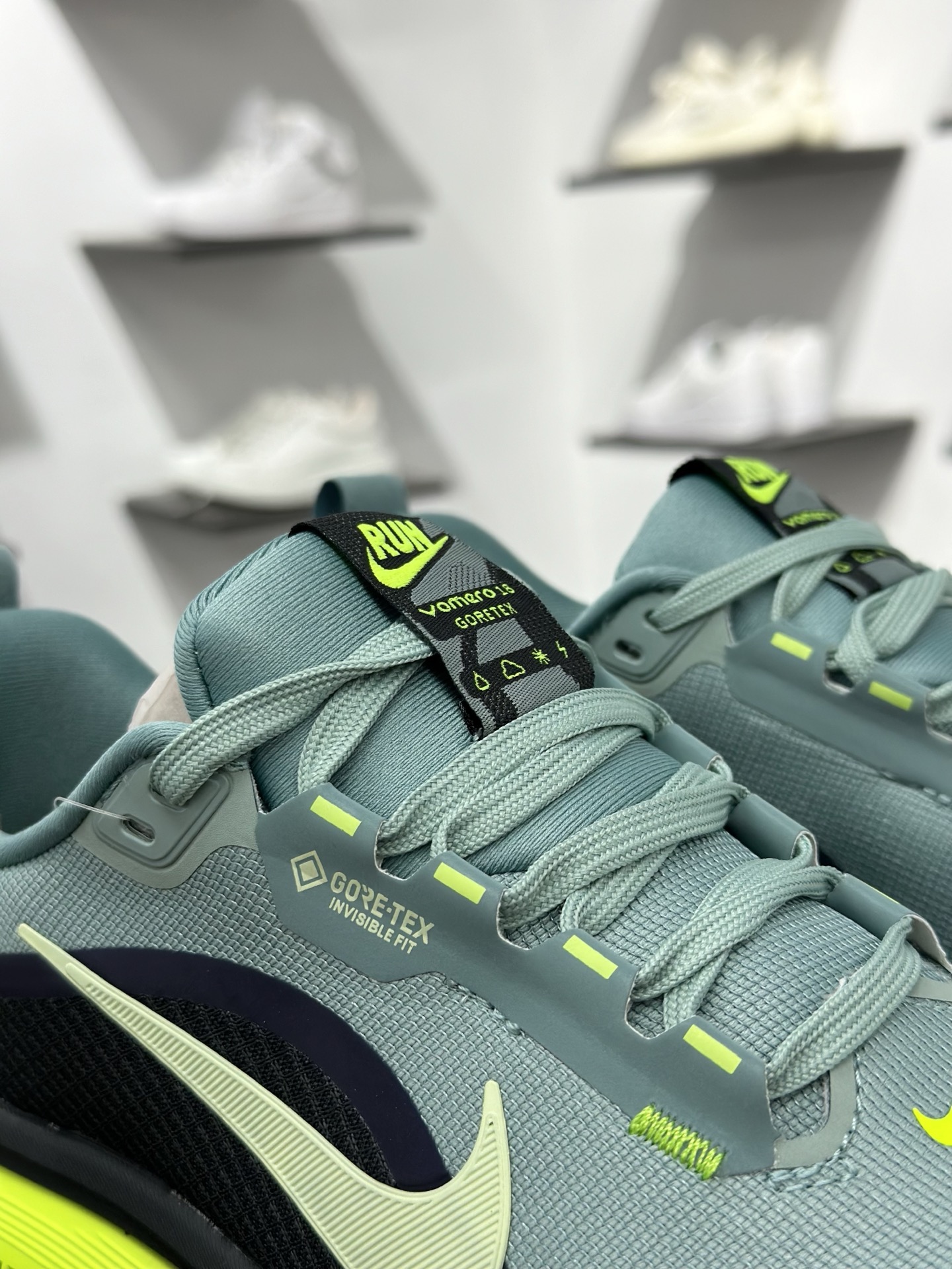 Nike VOMERO 18 GTX 耐克 舒适减震防滑 低帮跑步鞋全掌ReactX泡绵中底 HQ7001-300