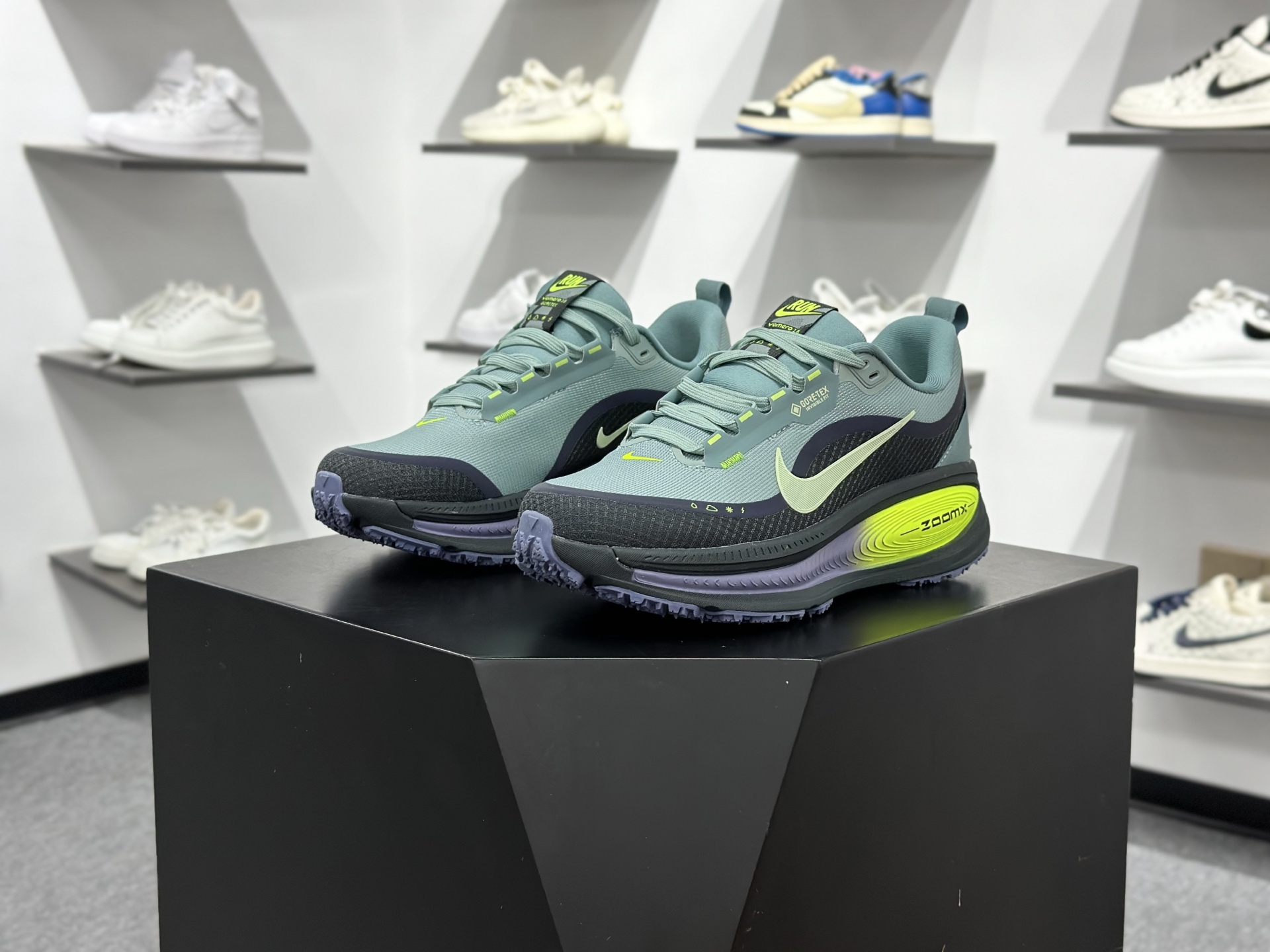 Nike VOMERO 18 GTX 耐克 舒适减震防滑 低帮跑步鞋全掌ReactX泡绵中底 HQ7001-300